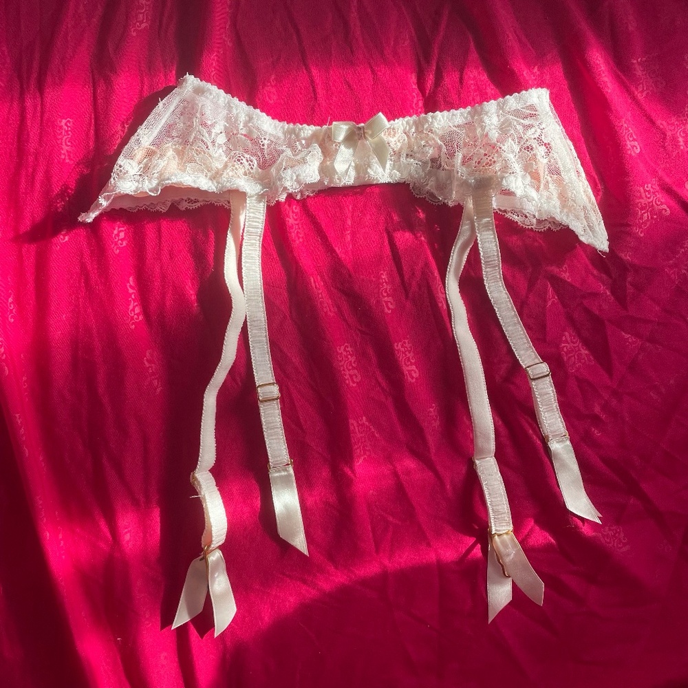 White Maddy Agent Provocateur Suspender Garter Belt size 4 (30inch waist)